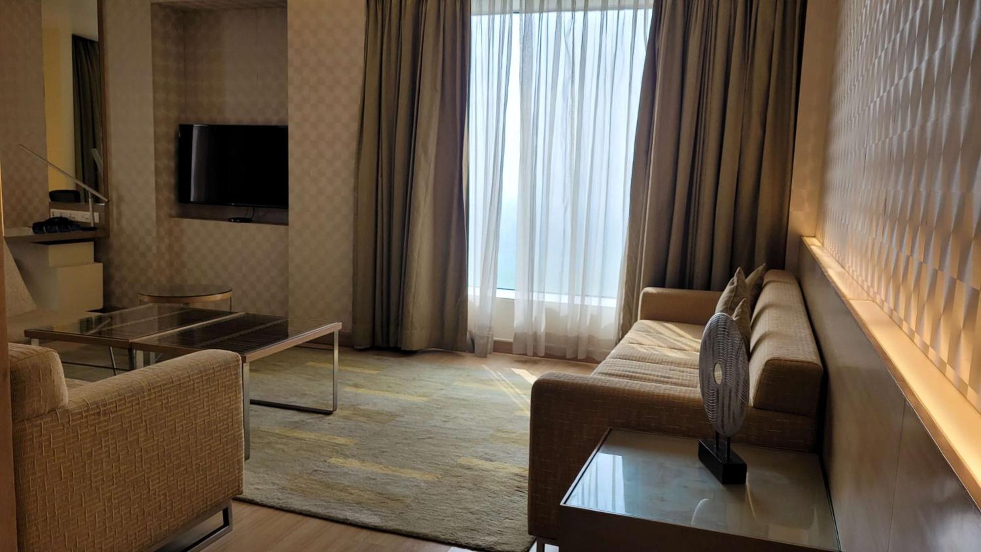 فندق راديسون بلو، غريتر نويدا نويدا الكبرى المظهر الخارجي الصورة Living room of a suite at the Taj Mahal Palace, Mumbai