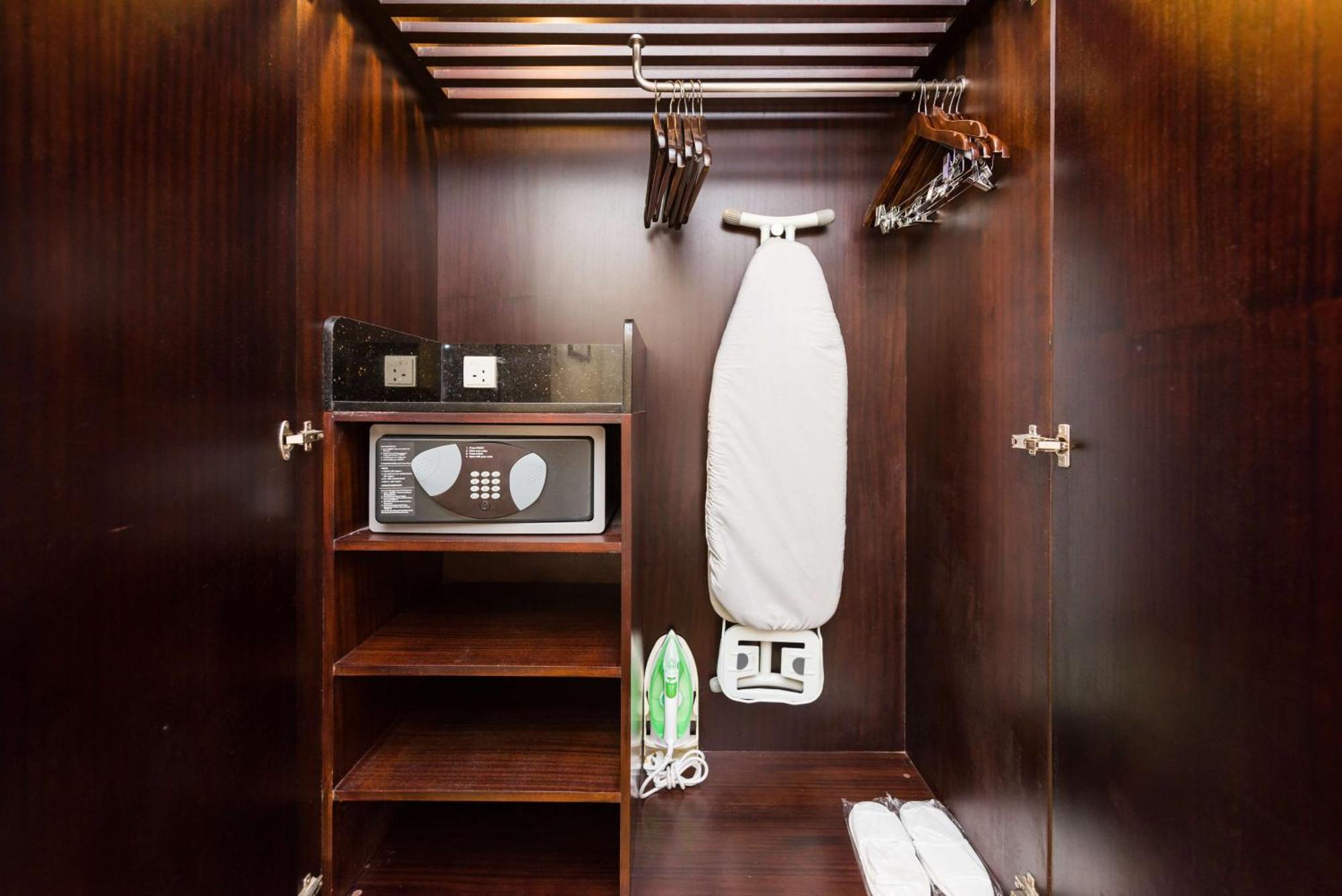 فندق راديسون بلو، غريتر نويدا نويدا الكبرى المظهر الخارجي الصورة A hotel room wardrobe with a safe