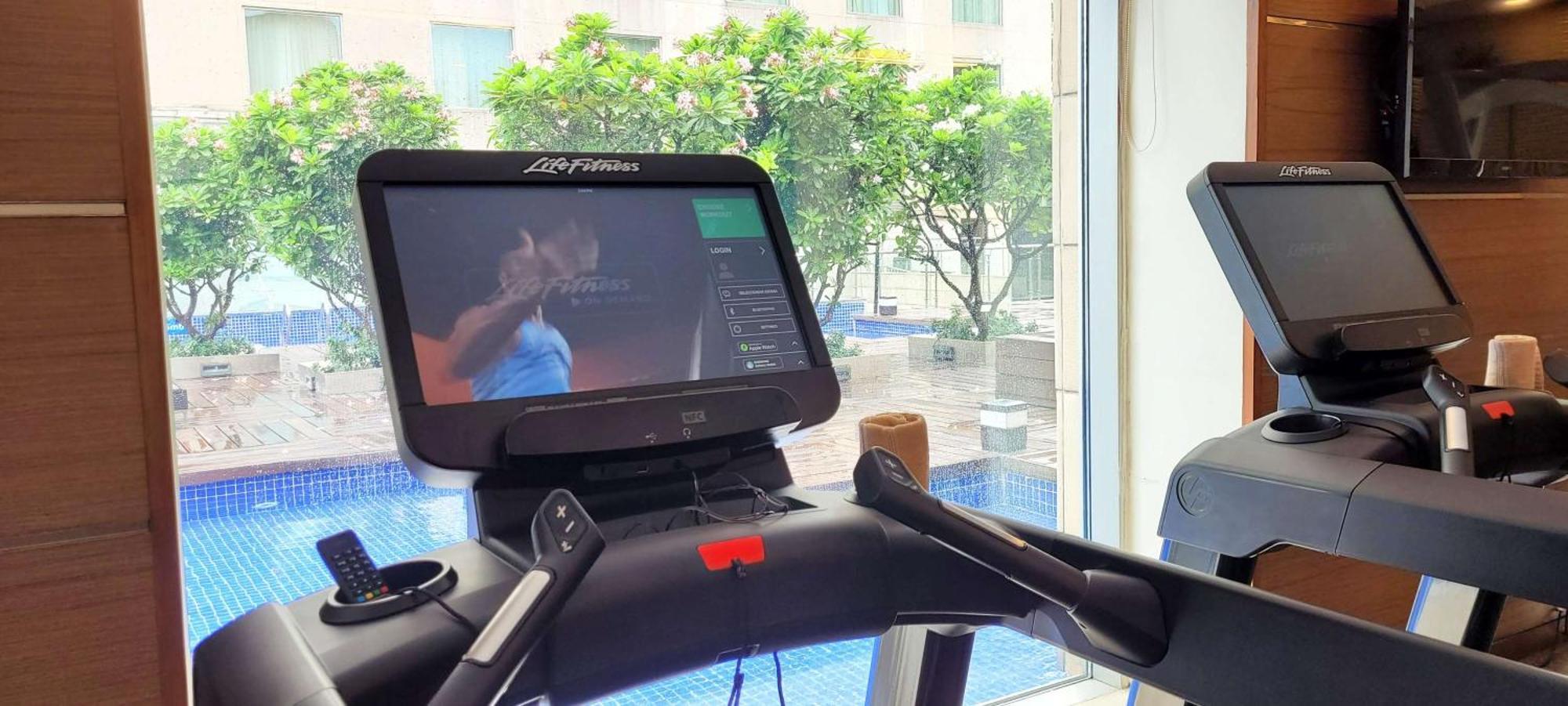 فندق راديسون بلو، غريتر نويدا نويدا الكبرى المظهر الخارجي الصورة A treadmill with a screen