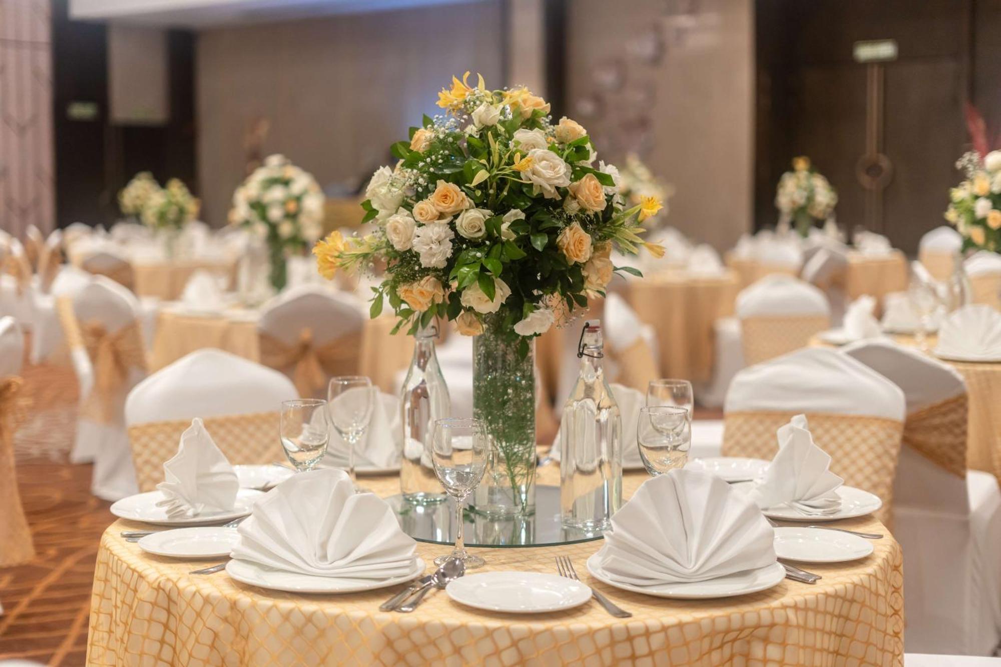 فندق راديسون بلو، غريتر نويدا نويدا الكبرى المظهر الخارجي الصورة A table set for a formal dinner