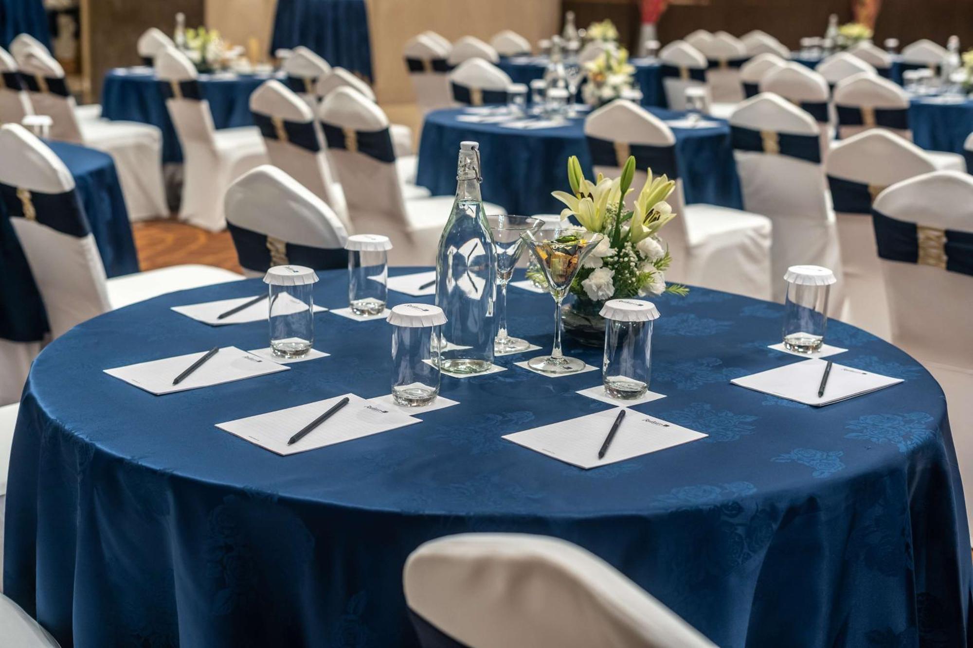 فندق راديسون بلو، غريتر نويدا نويدا الكبرى المظهر الخارجي الصورة A round table with a blue tablecloth