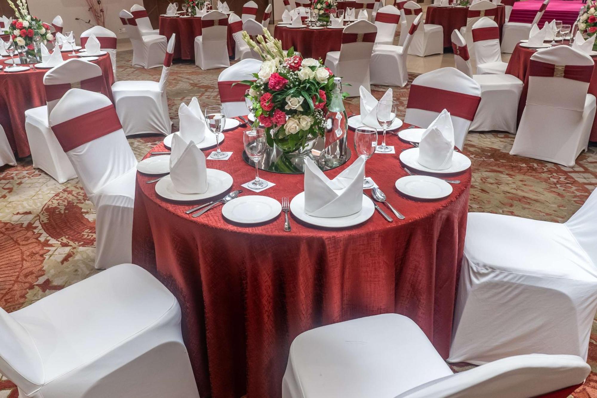 فندق راديسون بلو، غريتر نويدا نويدا الكبرى المظهر الخارجي الصورة A table set for a formal dinner