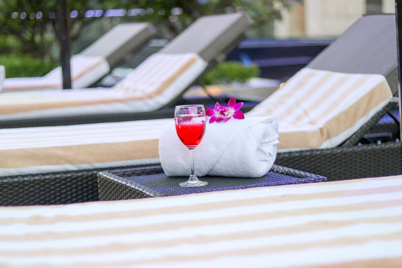 فندق راديسون بلو، غريتر نويدا نويدا الكبرى المظهر الخارجي الصورة Poolside at the hotel