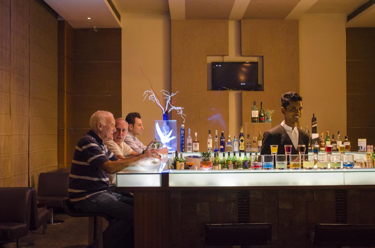 فندق راديسون بلو، غريتر نويدا نويدا الكبرى المظهر الخارجي الصورة A bar in a hotel